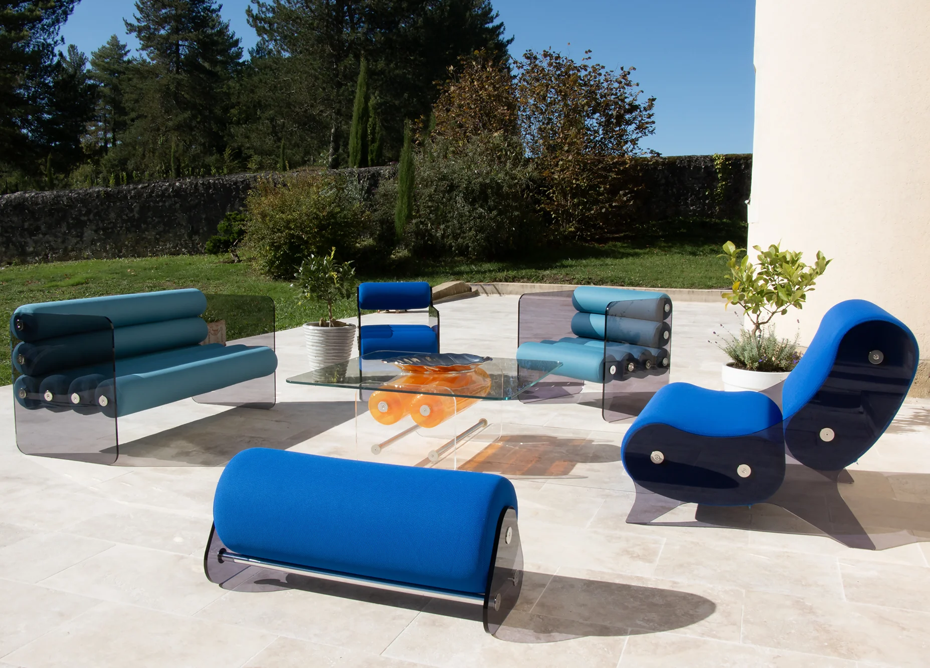 salon-jardin-design-bleu.webp